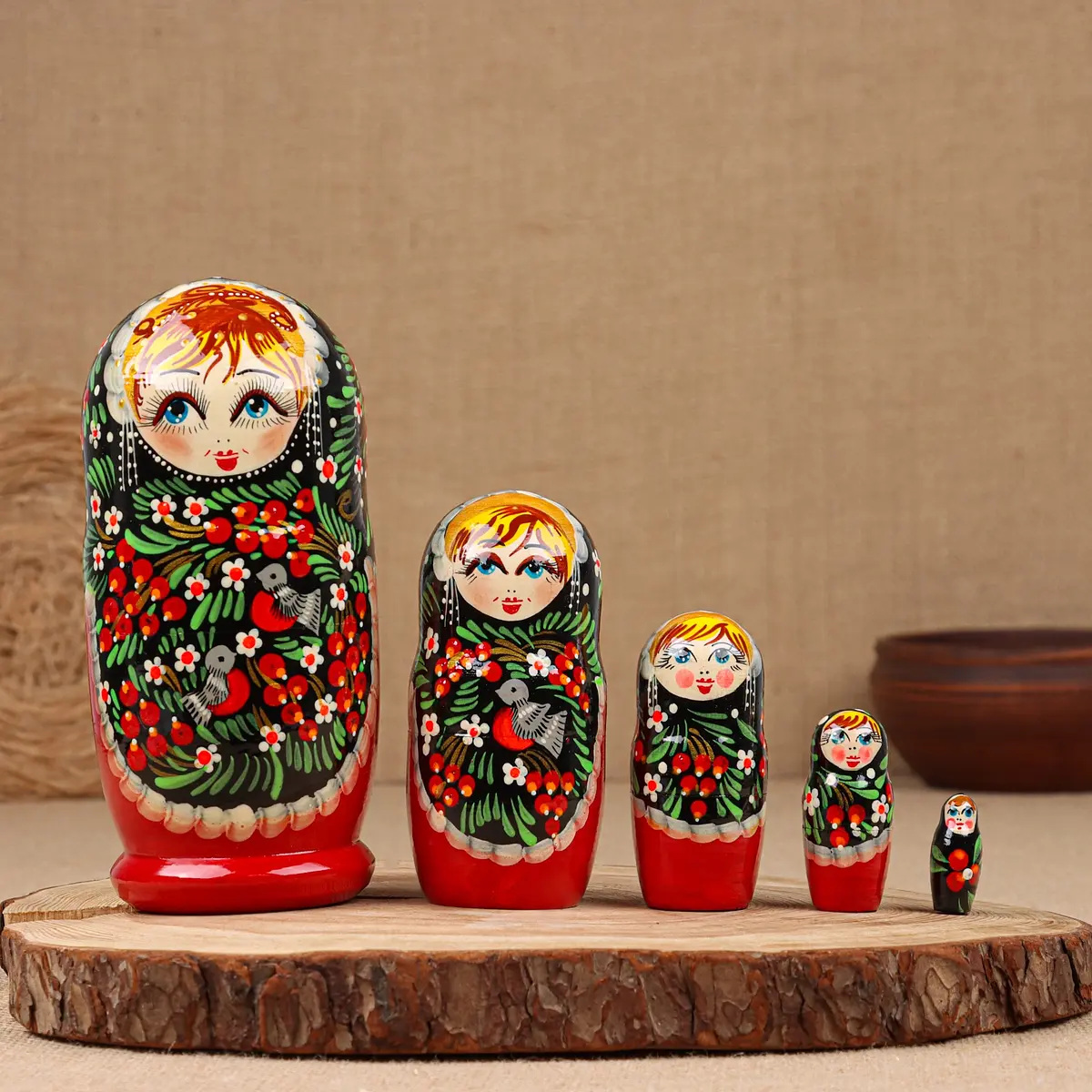 Матрёшка деревянная 5-кукольная 19 см разноцветная