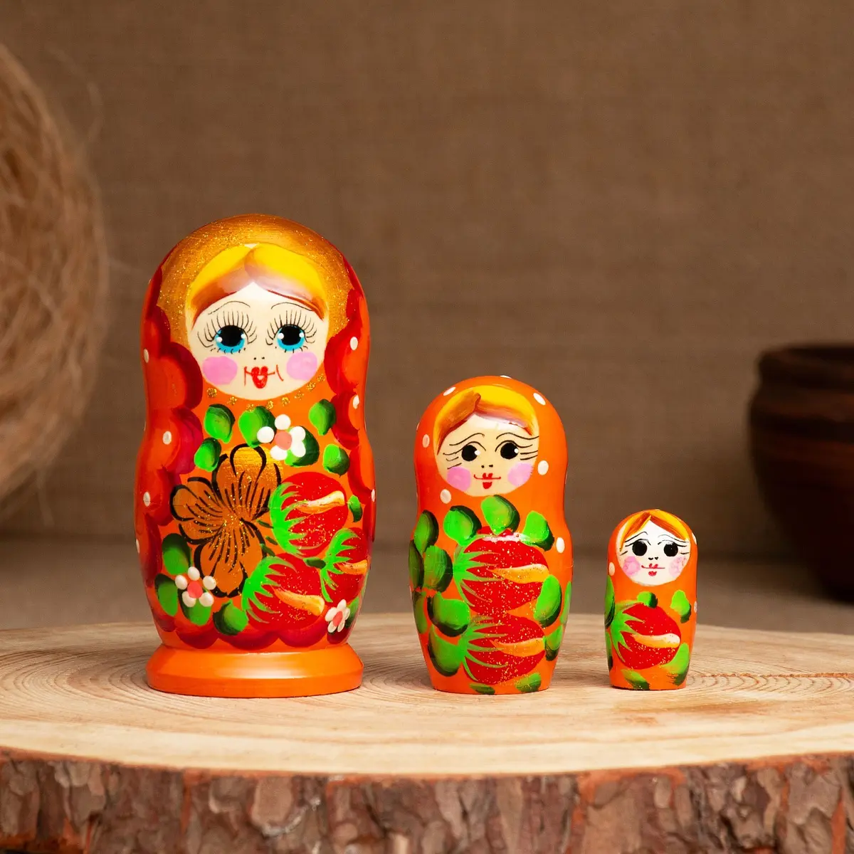 Матрешка деревянная Земляничка 3-кукольная 10-12 см разноцветная